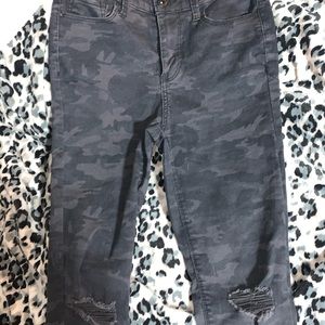 Cute CAMO Tight Jeans w/ Rips
